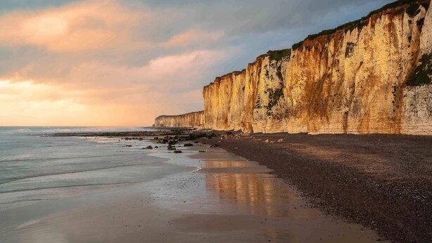 Un paysage côtier avec des falaises et une plage.