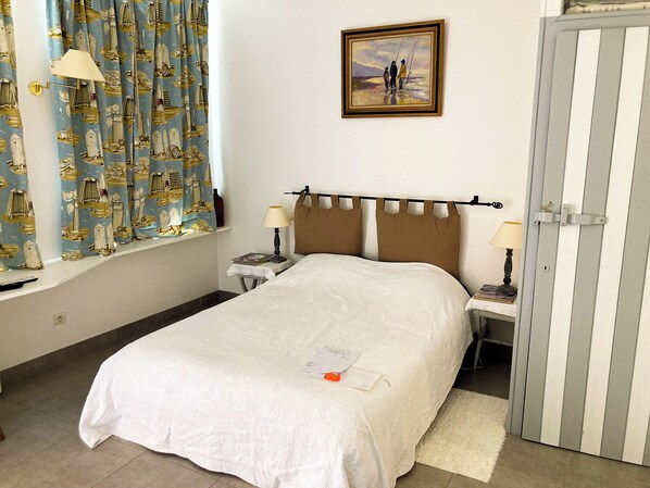 1 sovrum, resesäng och sängkläder