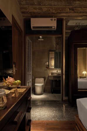 Standard Oda (Artist, Internal Window) | Banyo | Duş, geniş duş başlığı, çevre dostu banyo/kozmetik ürünleri 