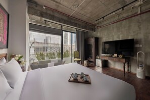 Artist Haven Room ( City View ) | Desk, free WiFi, bed sheets - Anima Saigon Boutique - Vietnamese Contemporary Art Hotel (Ho Chi Minh City)