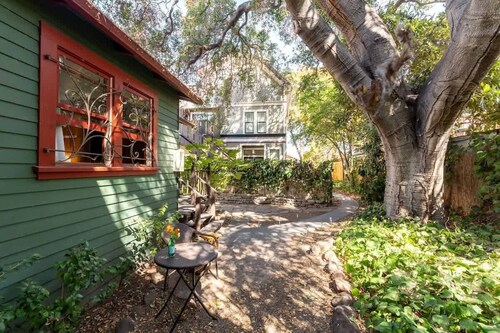 Charming Garden Cottage – Walk to UC Berkeley & BART | Private Parking & Cozy Ur