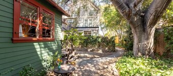Charming Garden Cottage – Walk to UC Berkeley & BART | Private Parking & Cozy Ur
