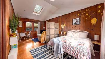Desk, iron/ironing board, WiFi, bed sheets
