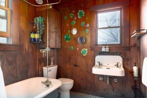 Regadera, secadora de cabello, toallas 