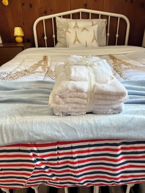 Escritorio, tabla de planchar con plancha, wifi y ropa de cama