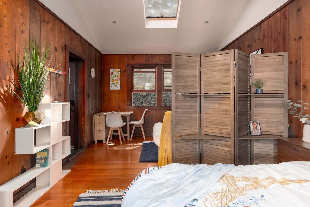 Desk, iron/ironing board, WiFi, bed sheets