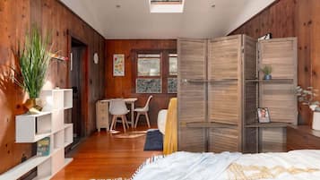 Bureau, fer et planche Ă repasser, Wi-Fi, draps fournis