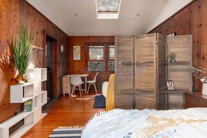 Escritorio, tabla de planchar con plancha, wifi y ropa de cama 