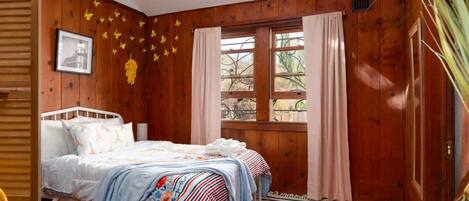 Desk, iron/ironing board, WiFi, bed sheets