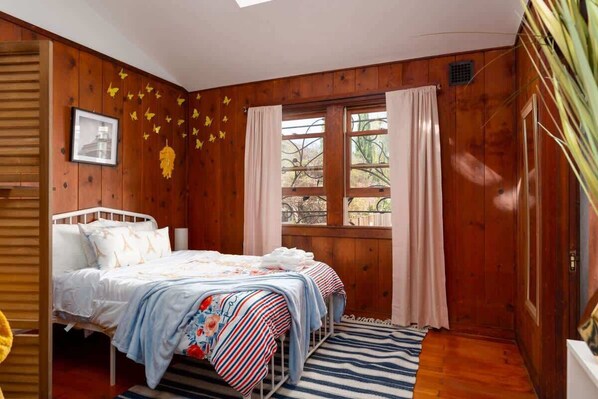 Escritorio, tabla de planchar con plancha, wifi y ropa de cama 