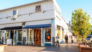 A white building with a blue awning and a sign that reads "PROJECT JUICE." - Downtown Studio Garden Cottage | Near UC + Parking (Berkeley)