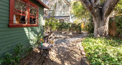Charming Garden Cottage – Walk to UC Berkeley & BART | Private Parking & Cozy Ur
