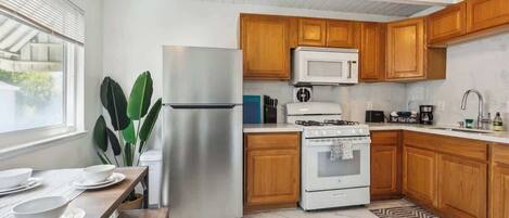 Refrigerador, microondas, horno y parrilla de estufa