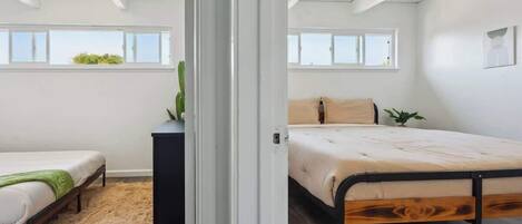 2 habitaciones, escritorio, tabla de planchar con plancha y wifi