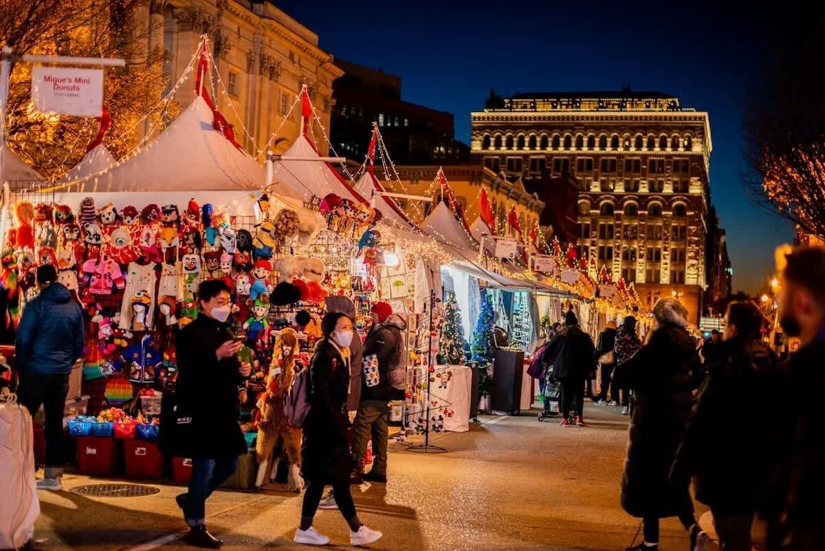 Ein belebter Markt mit verschiedenen Ständen und Spaziergängern.
