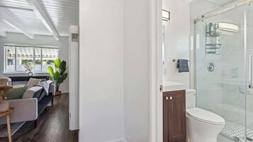 Dusch, hårtork och handdukar