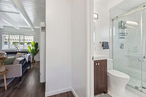 Dusche, Haartrockner, Handtücher, Shampoo