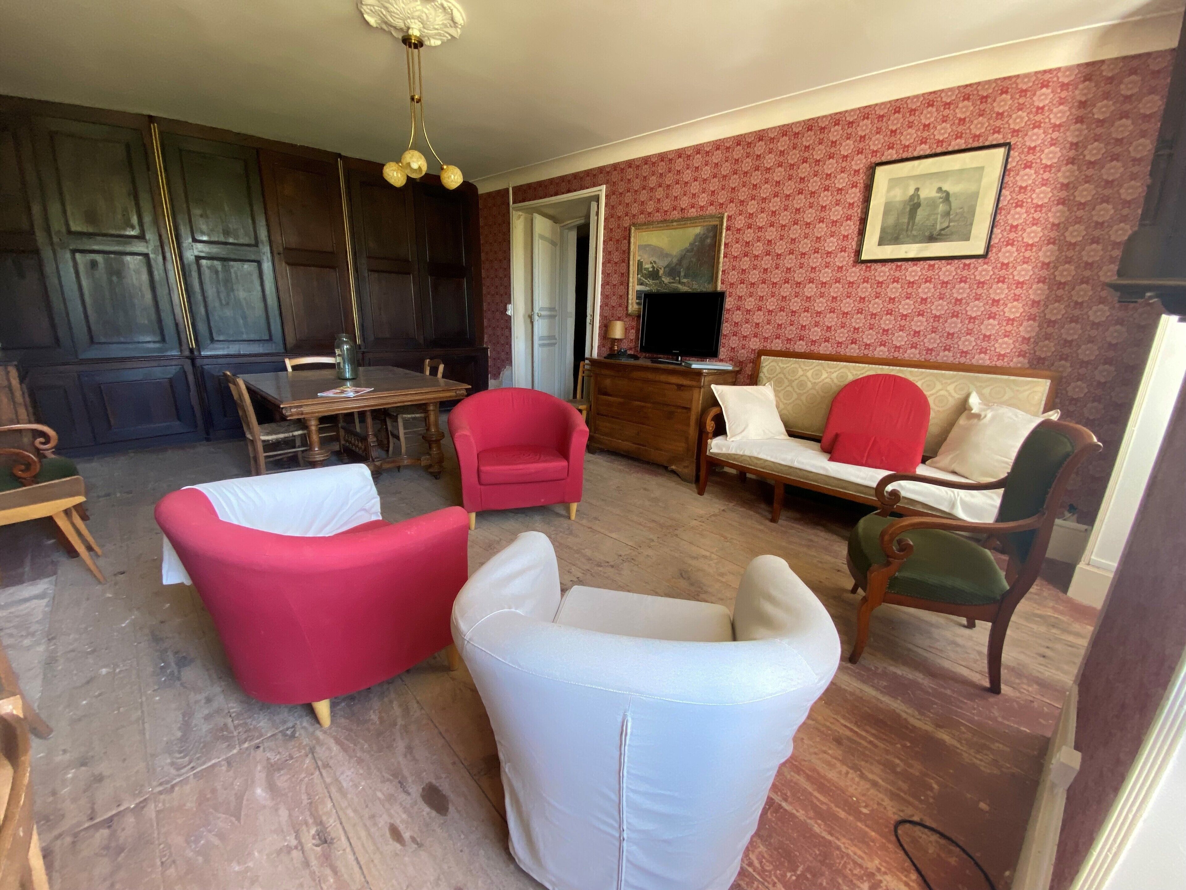 Télévision, table de tennis de table, livres, écrans d'ordinateur