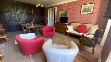 Télévision, table de tennis de table, livres, écrans d'ordinateur