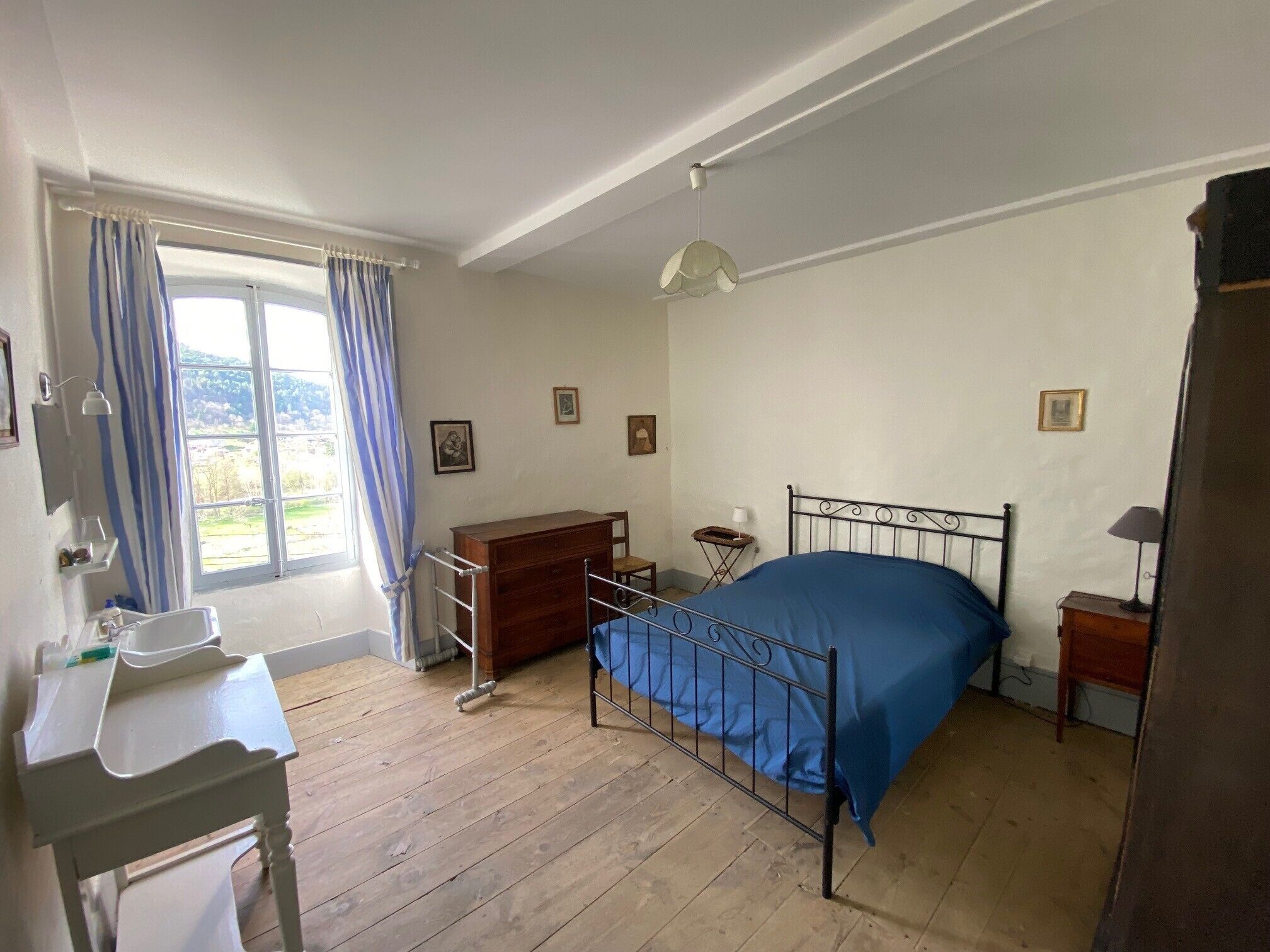 4 slaapkamers, een strijkplank/strijkijzer, reisbedje, gratis wifi