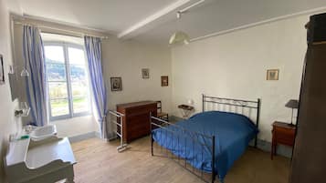 4 slaapkamers, een strijkplank/strijkijzer, reisbedje, gratis wifi