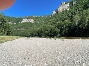 Una spiaggia nelle vicinanze
