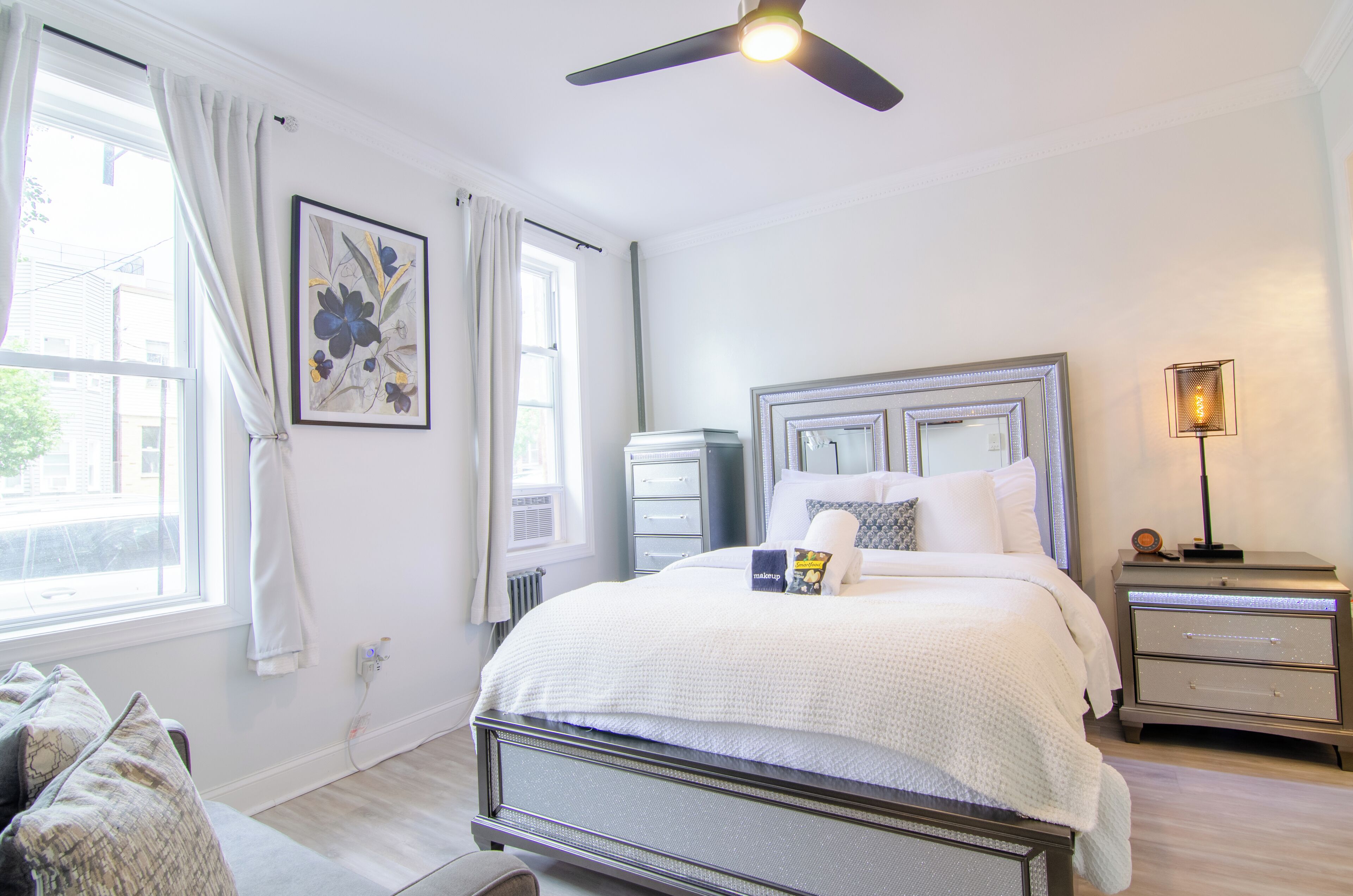 1 soverom, skrivebord, strykejern/-brett og wi-fi (inkludert)