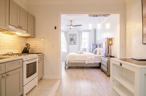 Een koelkast, een microgolfoven, een oven