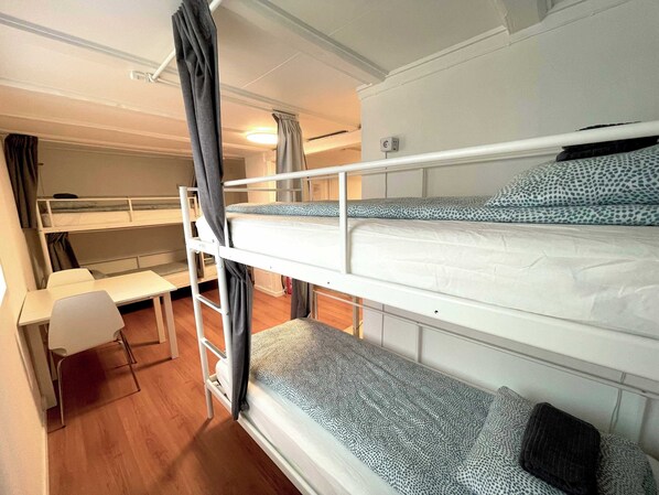 Phòng tập thể, chỉ dành cho nam (4 beds) | Truy cập Internet không dây miễn phí 