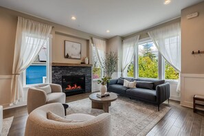 Smart TV, fireplace