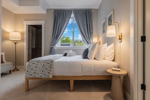 5 habitaciones, escritorio y tabla de planchar con plancha