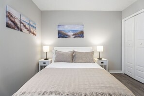 2 chambres, bureau, fer et planche à repasser, lit parapluie