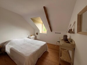 4 chambres, fer et planche à repasser