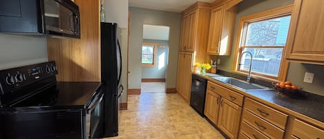 Geladeira, micro-ondas, fogão, cooktop