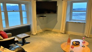 Apartment | Living room - Apartment in Beaumaris With Snowdonia Views (Beaumaris)