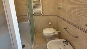 Dusj, hårføner, bidé og håndklær