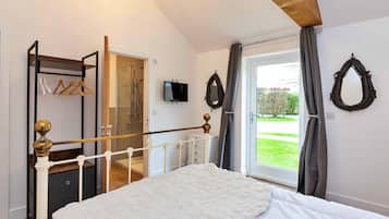 Casa | 1 dormitorio y tabla de planchar con plancha