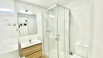 Secadora de cabello, bidet, toallas, jabón