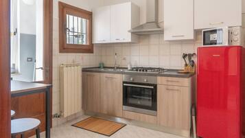 KĂŒhlschrank, Mikrowelle, Ofen, Herdplatte