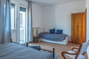 2 habitaciones, tabla de planchar con plancha, wifi y ropa de cama 