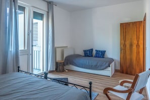 2 habitaciones, tabla de planchar con plancha, wifi y ropa de cama