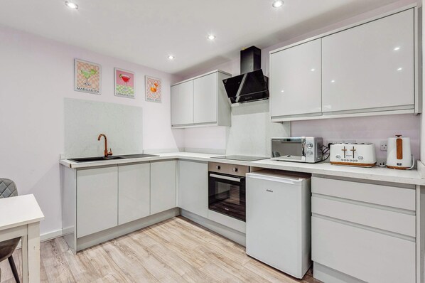 Køleskab, mikrobølgeovn, kogeplade, brødrister