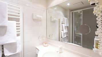 Quarto casal standard | Banheiro | Secador de cabelo, roupões de banho, chinelos, toalhas de banho