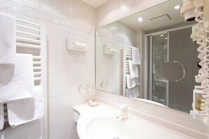Standard Double Room | Bathroom | Hair dryer, bathrobes, slippers, towels - Zur Sonne Romantik Hotel & Restaurant (Badenweiler)