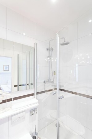 Chambre Simple Confort | Salle de bain | Sèche-cheveux, peignoirs, chaussons, serviettes fournies