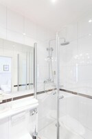 Quarto casal empresarial | Banheiro | Secador de cabelo, roupões de banho, chinelos, toalhas de banho