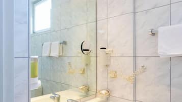 Habitación individual básica, balcón, vista al jardín | Baño | Secadora de cabello, batas, pantuflas, toallas