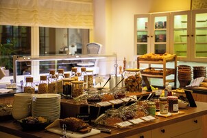 每日供应自助式早餐（每人 EUR 20）