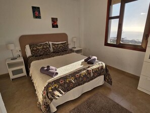 2 habitaciones, escritorio, tabla de planchar con plancha y wifi 