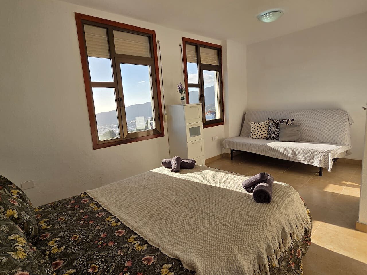 2 bedrooms, desk, iron/ironing board, WiFi